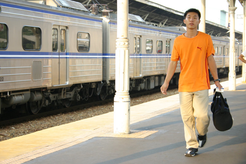 台灣鐵路旅遊攝影台中火車站月台旅客特寫2004攝影照片45