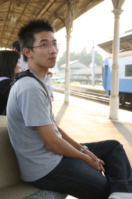 台灣鐵路旅遊攝影台中火車站月台旅客特寫2004攝影照片46