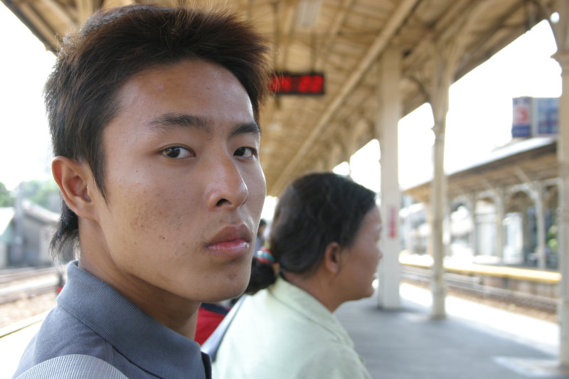 台灣鐵路旅遊攝影台中火車站月台旅客特寫2004攝影照片48