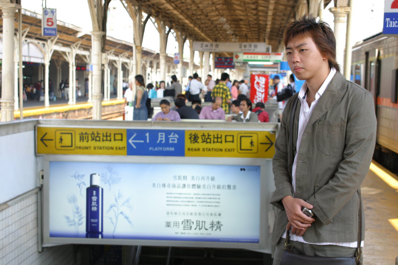 台灣鐵路旅遊攝影台中火車站月台旅客特寫2004攝影照片53