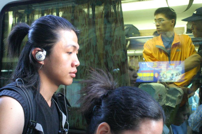 台灣鐵路旅遊攝影台中火車站月台旅客特寫2004攝影照片56