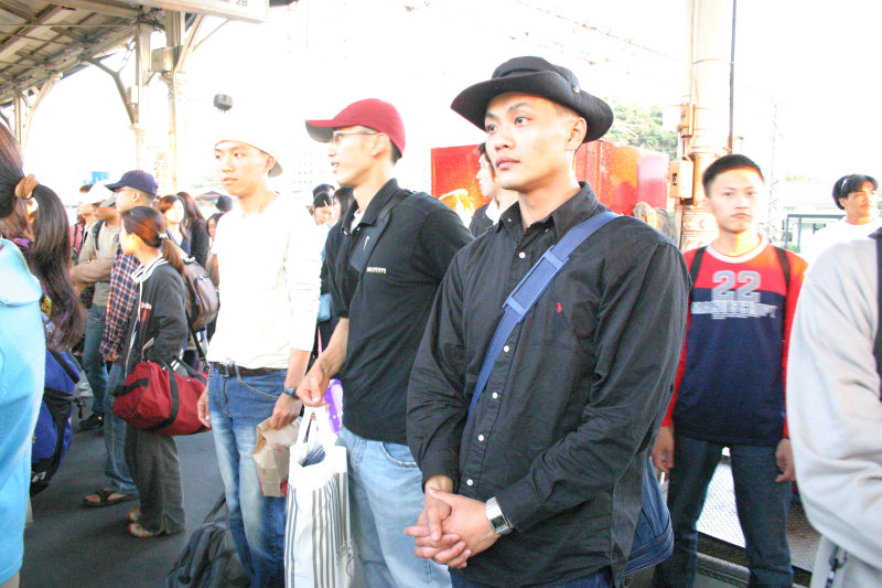 台灣鐵路旅遊攝影台中火車站月台旅客特寫2004攝影照片59