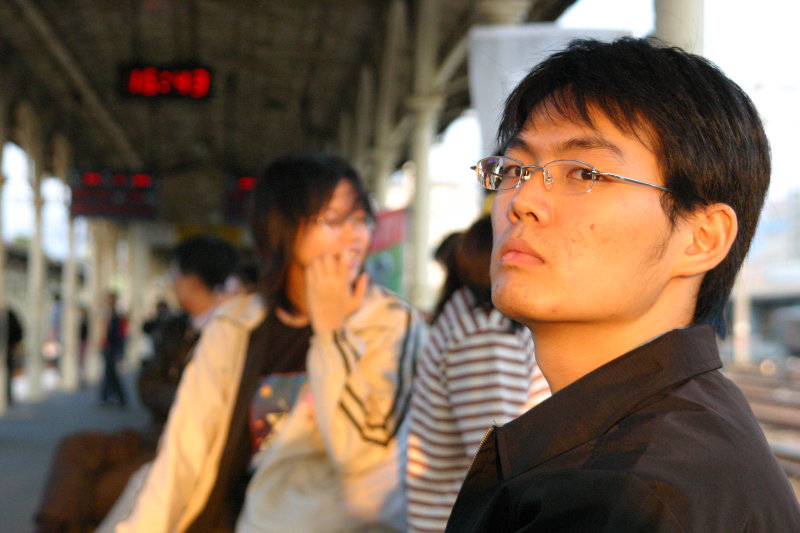 台灣鐵路旅遊攝影台中火車站月台旅客特寫2004攝影照片61