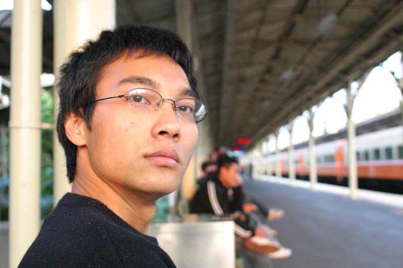 台灣鐵路旅遊攝影台中火車站月台旅客特寫2004攝影照片66