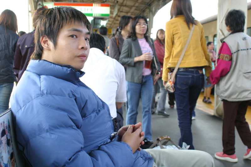 台灣鐵路旅遊攝影台中火車站月台旅客特寫2004攝影照片77