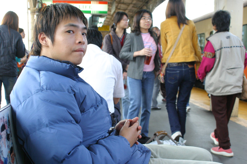 台灣鐵路旅遊攝影台中火車站月台旅客特寫2004攝影照片78