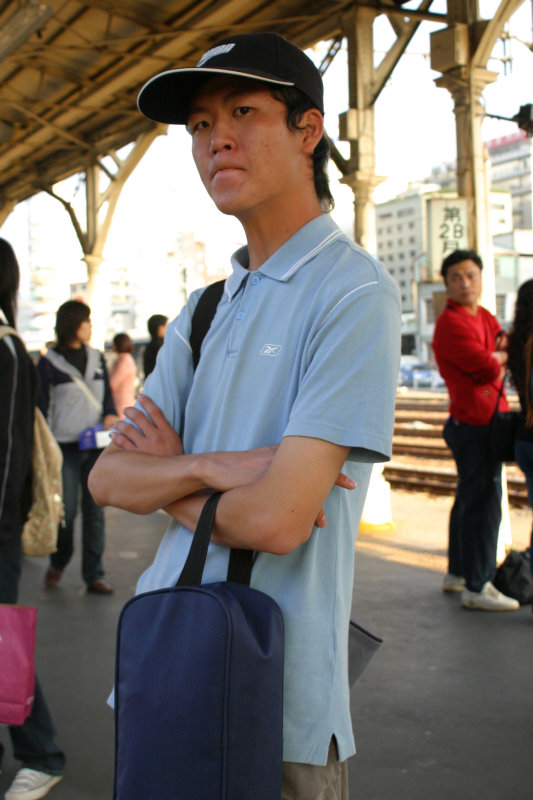 台灣鐵路旅遊攝影台中火車站月台旅客特寫2004攝影照片79