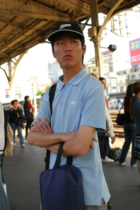 台灣鐵路旅遊攝影台中火車站月台旅客特寫2004攝影照片80