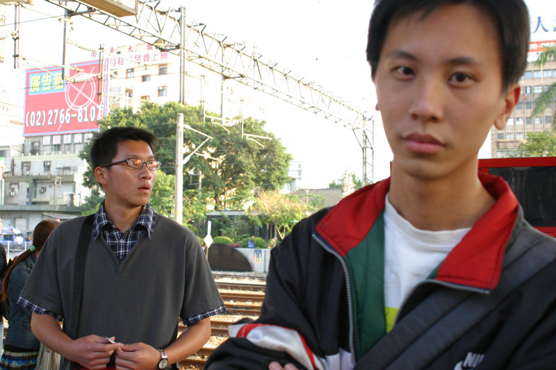 台灣鐵路旅遊攝影台中火車站月台旅客特寫2004攝影照片81