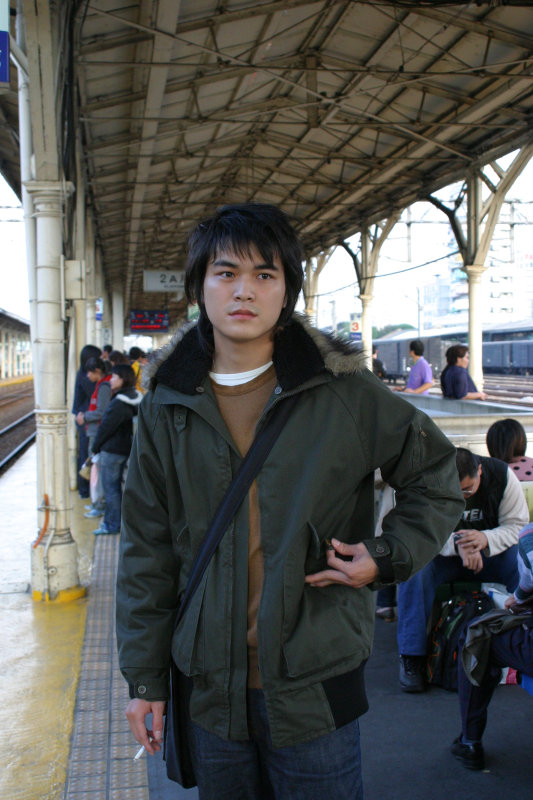 台灣鐵路旅遊攝影台中火車站月台旅客特寫2004攝影照片82