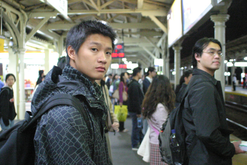 台灣鐵路旅遊攝影台中火車站月台旅客特寫2004攝影照片86