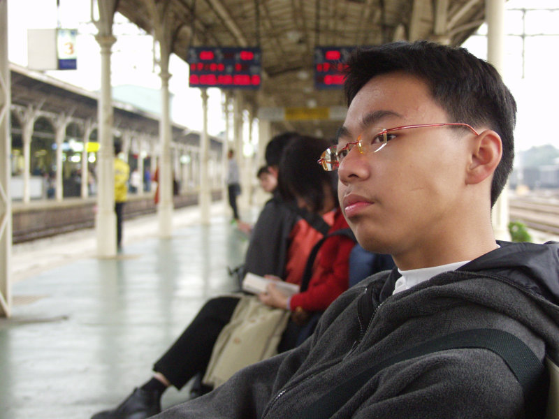 台灣鐵路旅遊攝影台中火車站月台旅客特寫2004攝影照片88