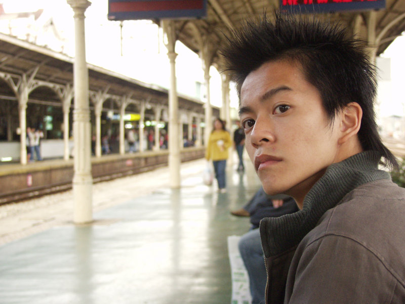 台灣鐵路旅遊攝影台中火車站月台旅客特寫2004攝影照片93