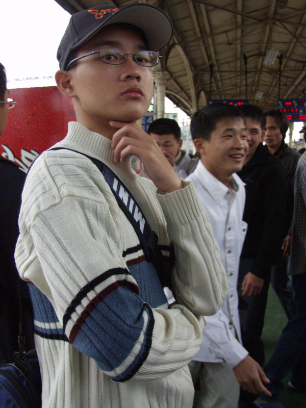 台灣鐵路旅遊攝影台中火車站月台旅客特寫2004攝影照片95