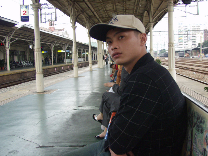 台灣鐵路旅遊攝影台中火車站月台旅客特寫2004攝影照片96