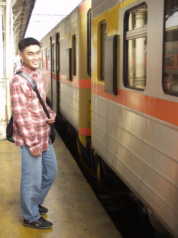 台灣鐵路旅遊攝影台中火車站月台旅客特寫2004攝影照片97