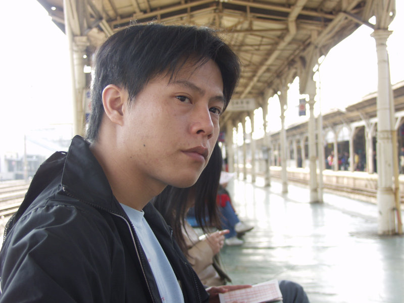 台灣鐵路旅遊攝影台中火車站月台旅客特寫2004攝影照片102