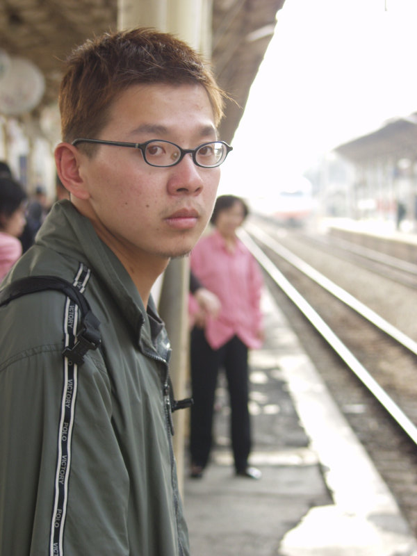 台灣鐵路旅遊攝影台中火車站月台旅客特寫2004攝影照片107