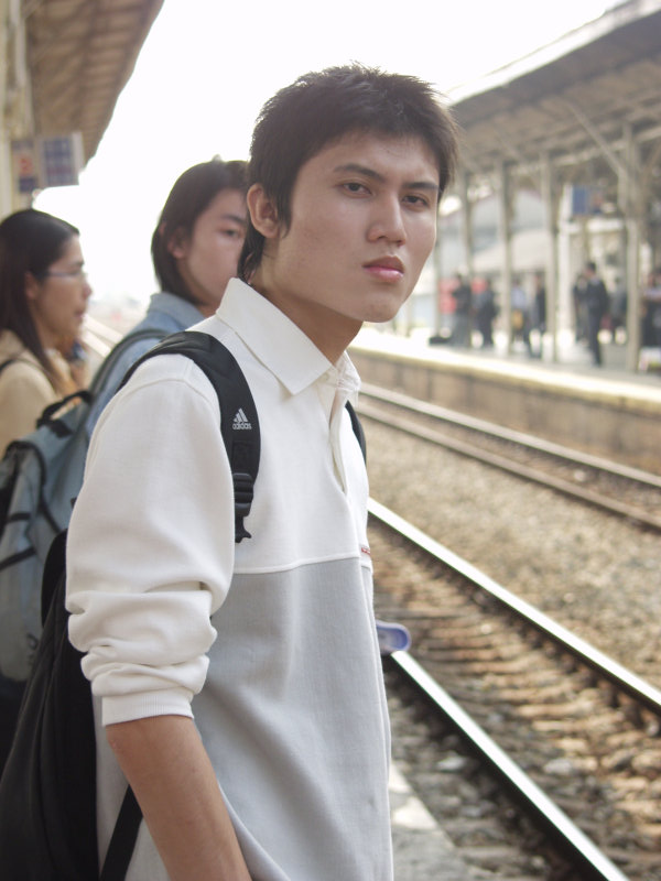 台灣鐵路旅遊攝影台中火車站月台旅客特寫2004攝影照片108