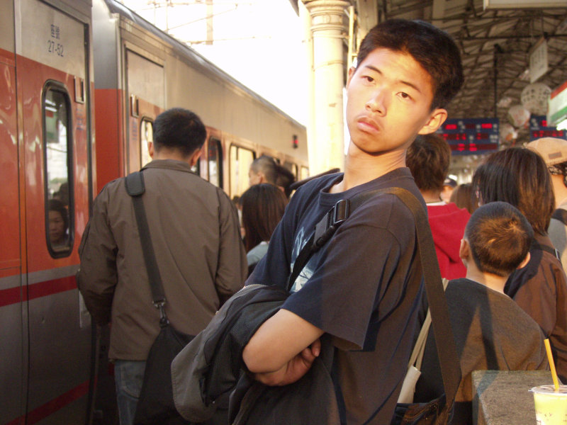 台灣鐵路旅遊攝影台中火車站月台旅客特寫2004攝影照片109