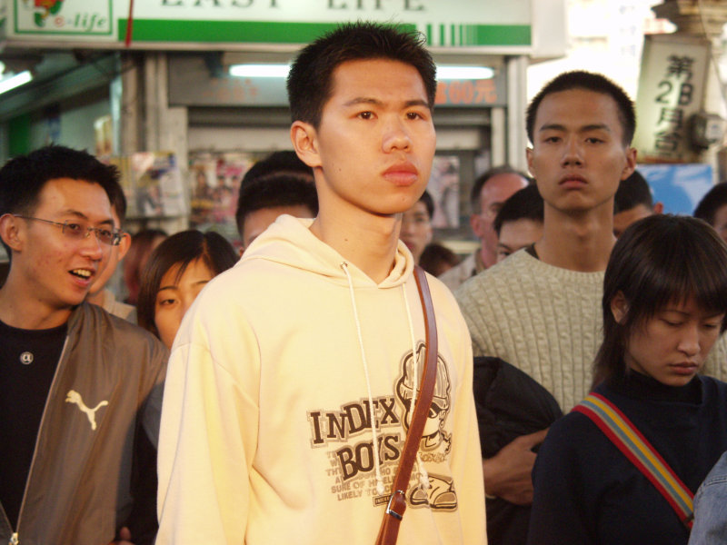台灣鐵路旅遊攝影台中火車站月台旅客特寫2004攝影照片110
