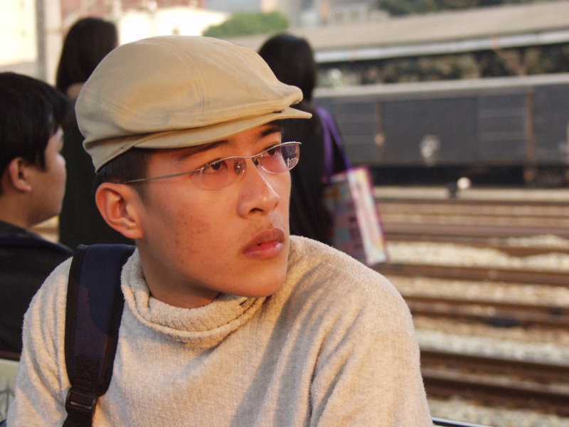 台灣鐵路旅遊攝影台中火車站月台旅客特寫2004攝影照片112
