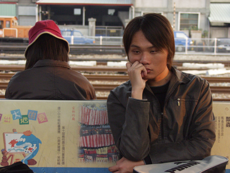 台灣鐵路旅遊攝影台中火車站月台旅客特寫2004攝影照片113