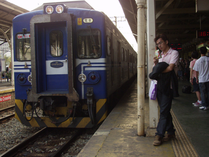 台灣鐵路旅遊攝影台中火車站月台旅客特寫2004攝影照片118