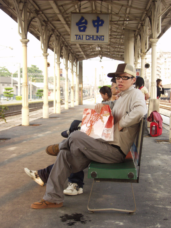 台灣鐵路旅遊攝影台中火車站月台旅客特寫2004攝影照片121