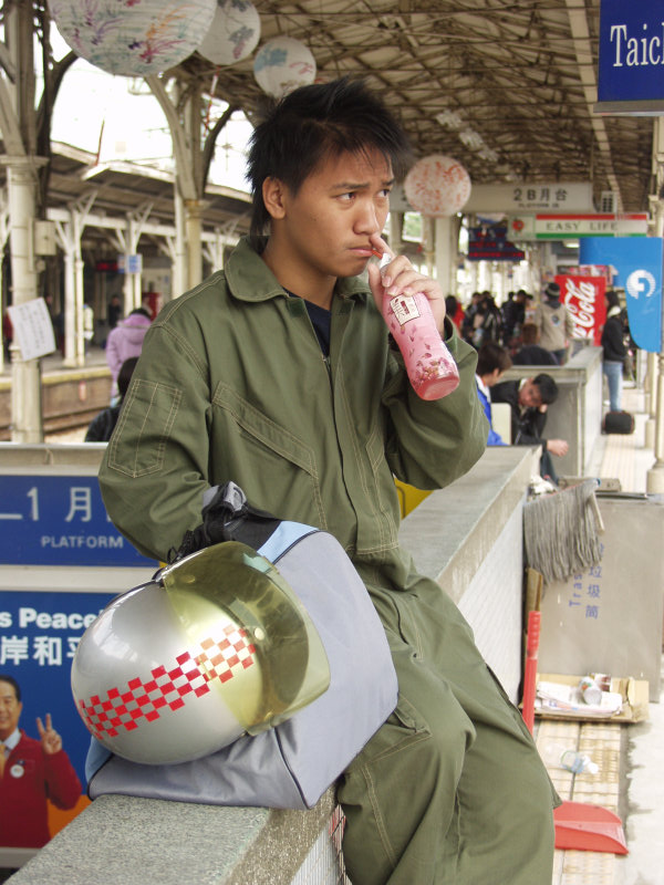台灣鐵路旅遊攝影台中火車站月台旅客特寫2004攝影照片123