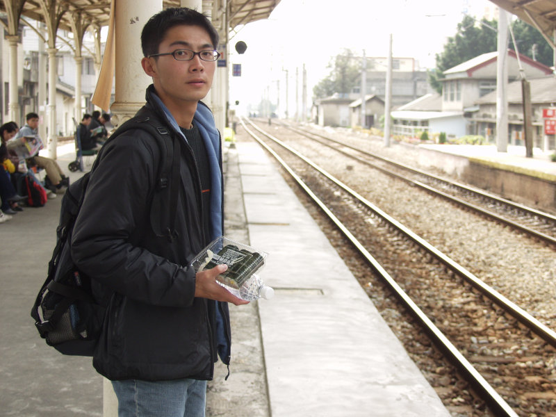 台灣鐵路旅遊攝影台中火車站月台旅客特寫2004攝影照片124