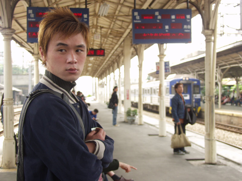 台灣鐵路旅遊攝影台中火車站月台旅客特寫2004攝影照片125