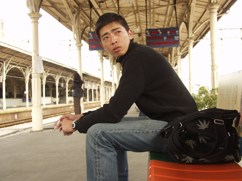 台灣鐵路旅遊攝影台中火車站月台旅客特寫2004攝影照片127