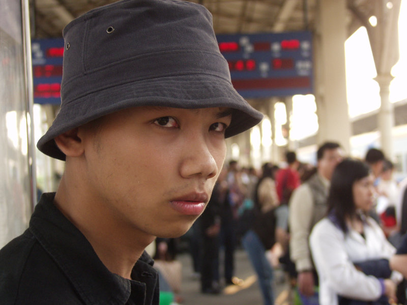 台灣鐵路旅遊攝影台中火車站月台旅客特寫2004攝影照片133