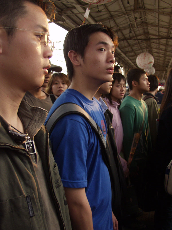 台灣鐵路旅遊攝影台中火車站月台旅客特寫2004攝影照片135