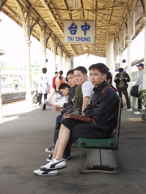 台灣鐵路旅遊攝影台中火車站月台旅客特寫2004攝影照片136