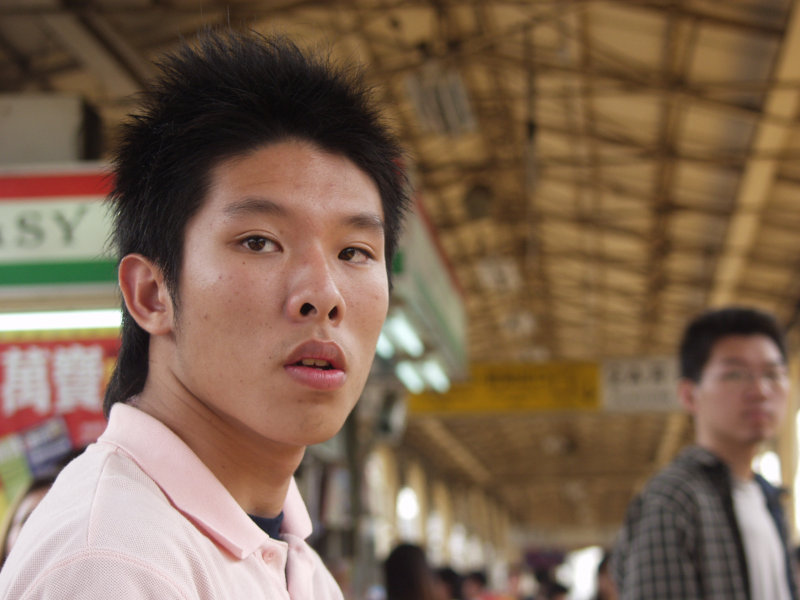 台灣鐵路旅遊攝影台中火車站月台旅客特寫2004攝影照片138