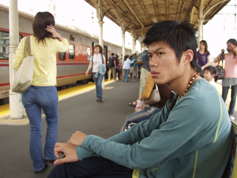 台灣鐵路旅遊攝影台中火車站月台旅客特寫2004攝影照片139
