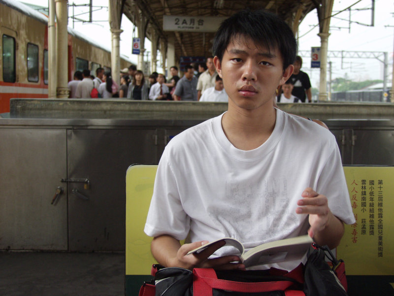 台灣鐵路旅遊攝影台中火車站月台旅客特寫2004攝影照片140