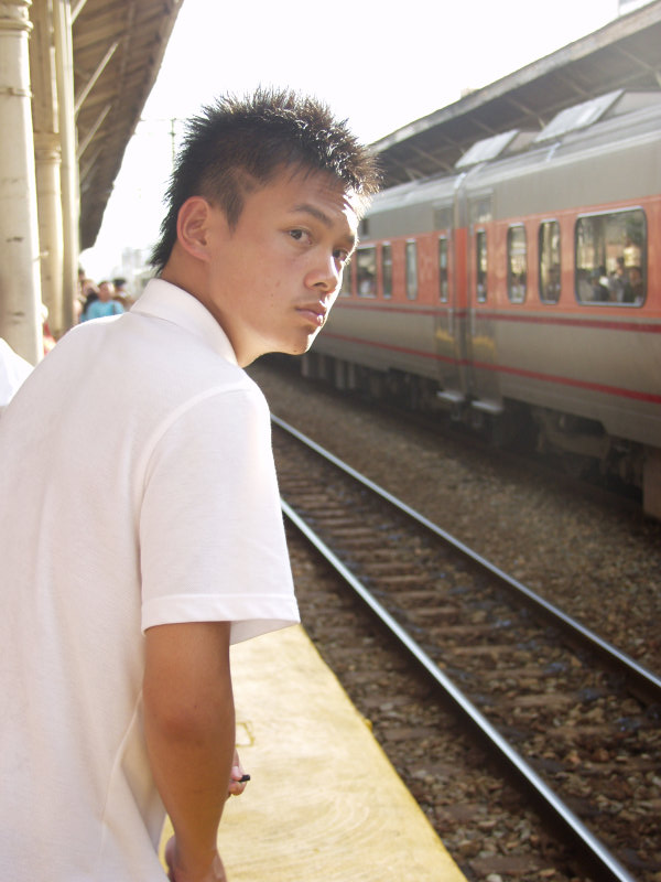 台灣鐵路旅遊攝影台中火車站月台旅客特寫2004攝影照片141