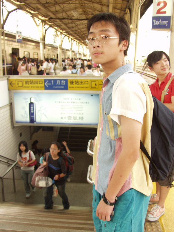 台灣鐵路旅遊攝影台中火車站月台旅客特寫2004攝影照片142