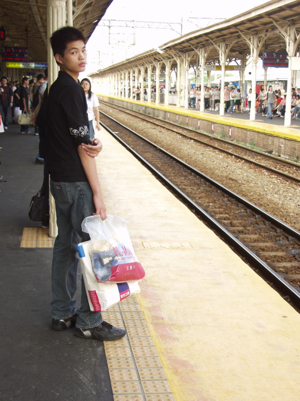 台灣鐵路旅遊攝影台中火車站月台旅客特寫2004攝影照片144