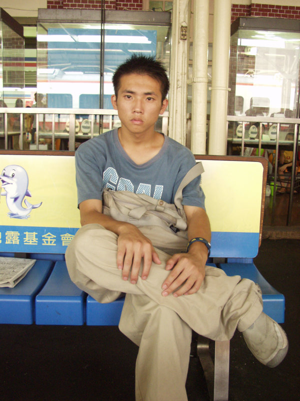 台灣鐵路旅遊攝影台中火車站月台旅客特寫2004攝影照片145