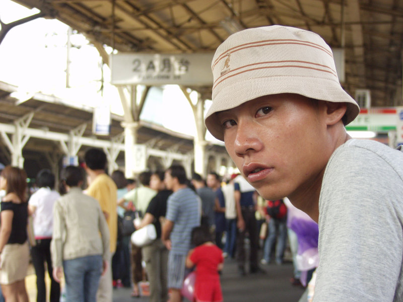 台灣鐵路旅遊攝影台中火車站月台旅客特寫2004攝影照片149