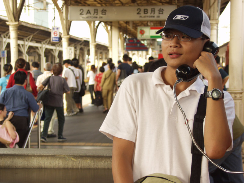 台灣鐵路旅遊攝影台中火車站月台旅客特寫2004攝影照片150