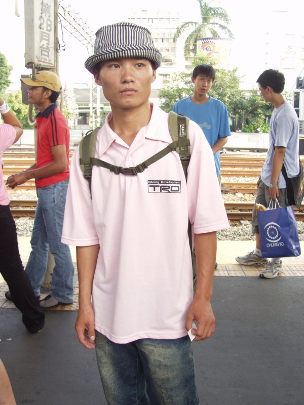 台灣鐵路旅遊攝影台中火車站月台旅客特寫2004攝影照片153