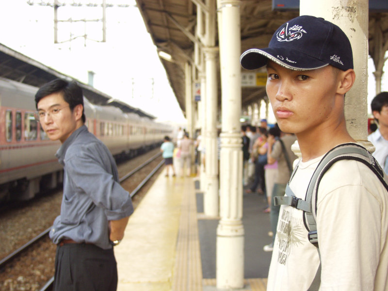 台灣鐵路旅遊攝影台中火車站月台旅客特寫2004攝影照片154