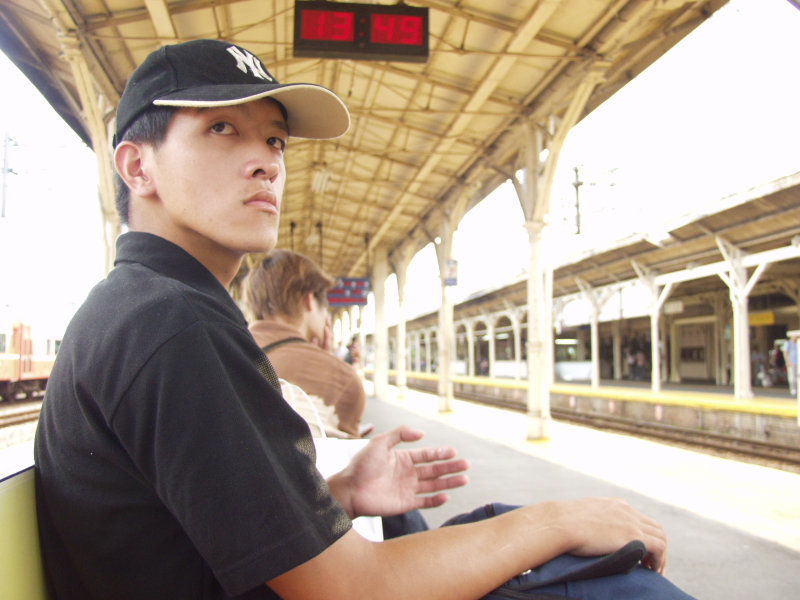 台灣鐵路旅遊攝影台中火車站月台旅客特寫2004攝影照片155