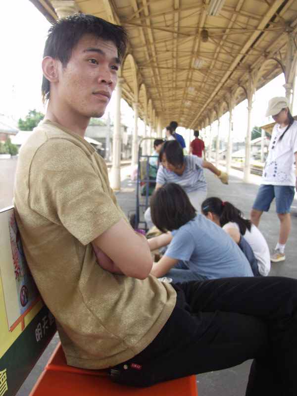 台灣鐵路旅遊攝影台中火車站月台旅客特寫2004攝影照片157