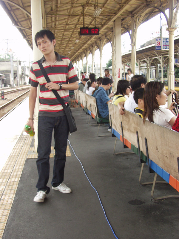 台灣鐵路旅遊攝影台中火車站月台旅客特寫2004攝影照片158
